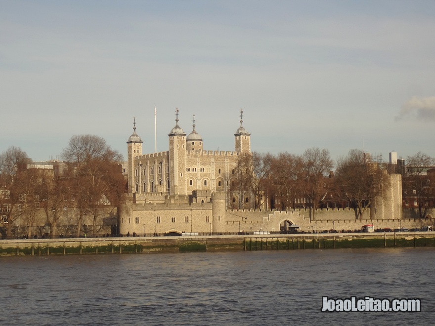 Torre de Londres vista do outro lado do rio Tamisa