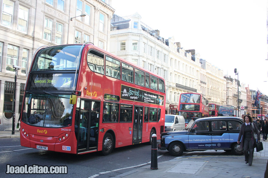 Autocarro - ônibus e táxi em Londres