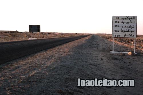 Placa de estrada no KM 40 antes de Dakhla em Marrocos