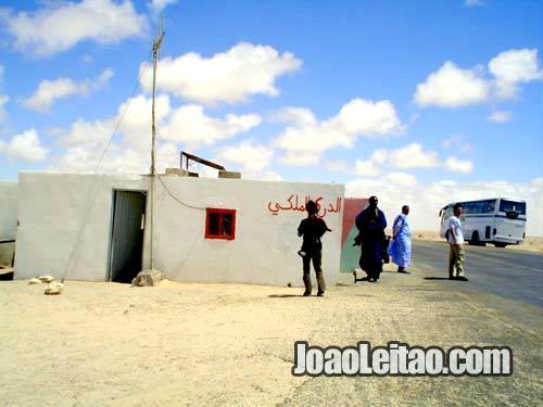 Posto policial no KM 40 antes de Dakhla em Marrocos