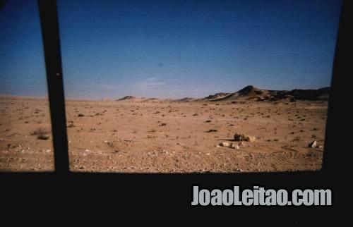 Vista da janela do taxi até Dakhla em Marrocos