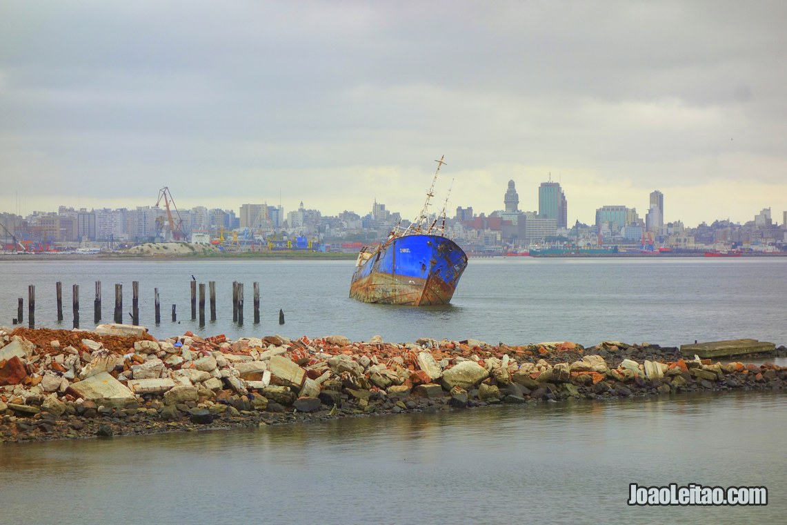 Barco antigo na baía de Montevideu, Visitar o Uruguai