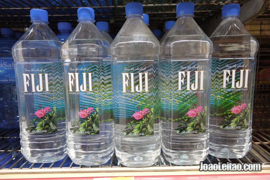 Beber água mineral Fiji