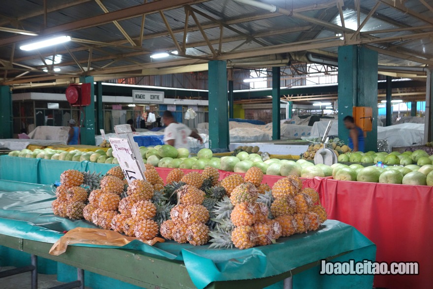 Comer ananás fijiano comprando no mercado 