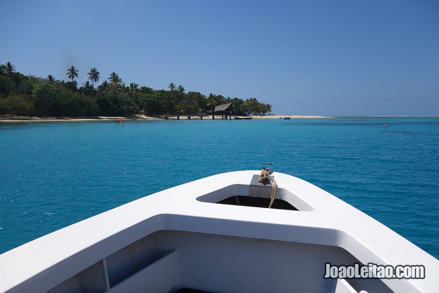 Chegar à Ilha Leleuvia de barco