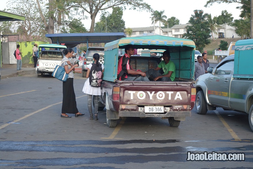 Andar à boleia (carona) dentro de uma carrinha de caixa aberta