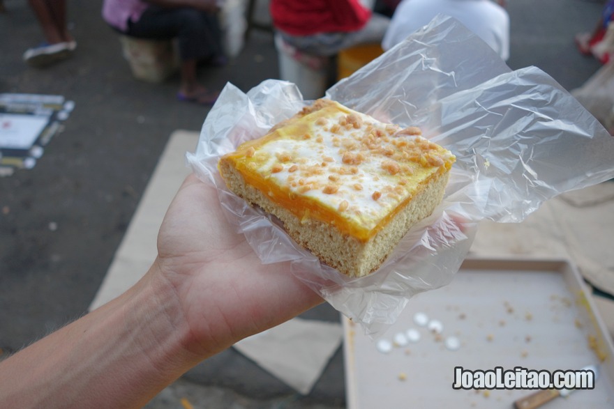 Comer os vários bolos caseiros à vendas nas ruas de Suva e Nadi