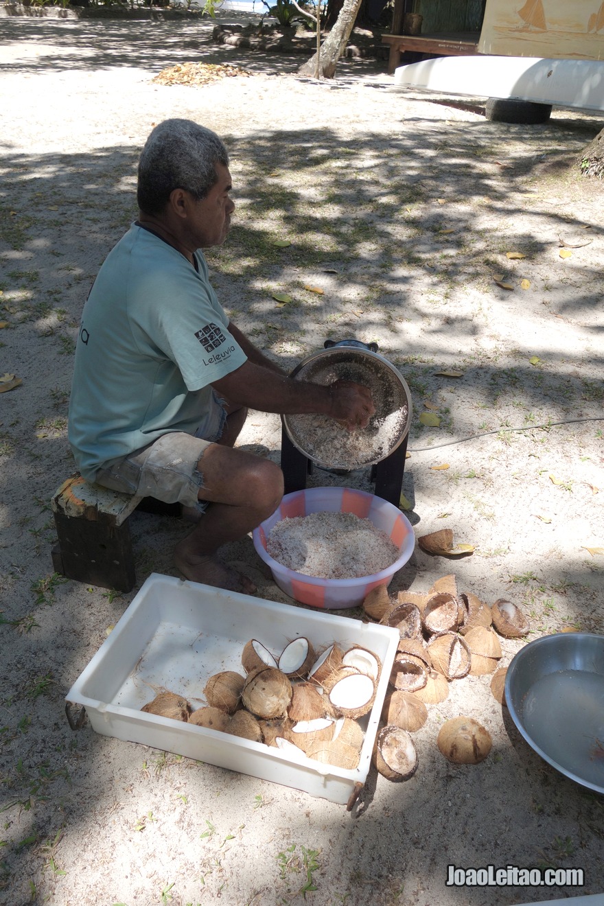 Aprender como se rala coco para fazer leite de coco de maneira tradicional