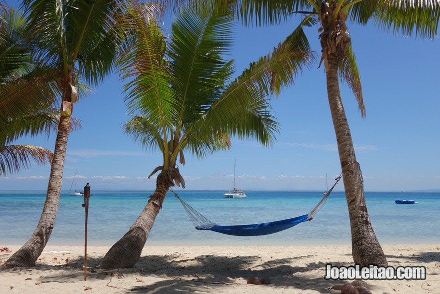 Descansar e relaxar numa praia paradisíaca deitado numa rede