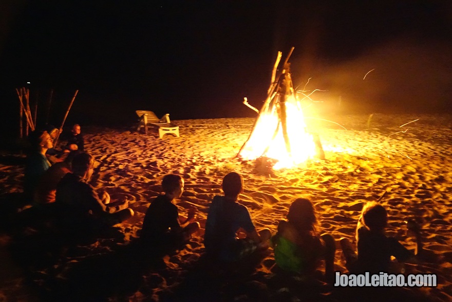 Passar a noite à beira de uma fogueira na praia