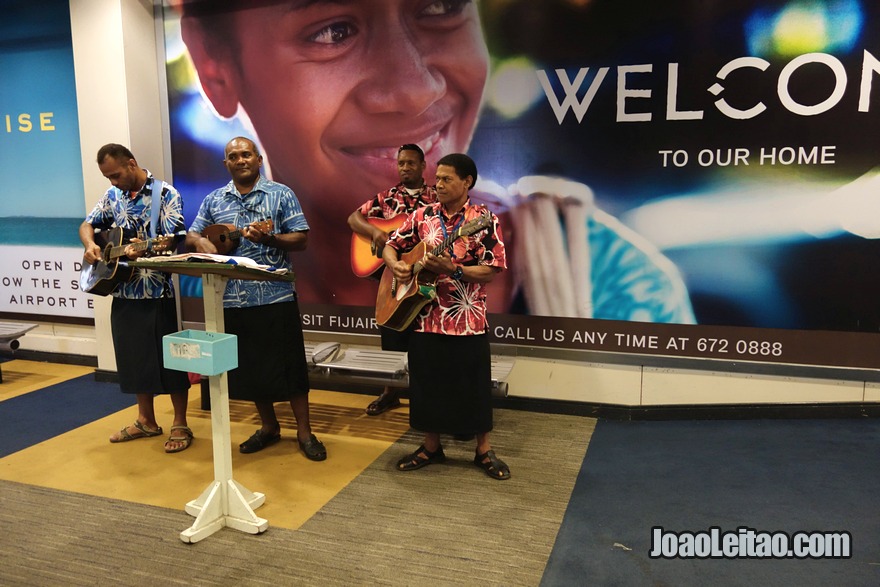 Ser recebido por músicos no aeroporto de Nadi para desejar boas vindas