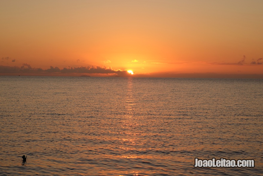 Aproveitar um nascer do Sol em Leleuvia