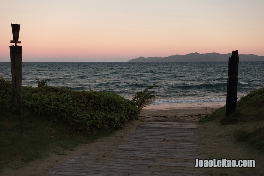 Aproveitar um pôr do Sol na praia de Pacific Harbour