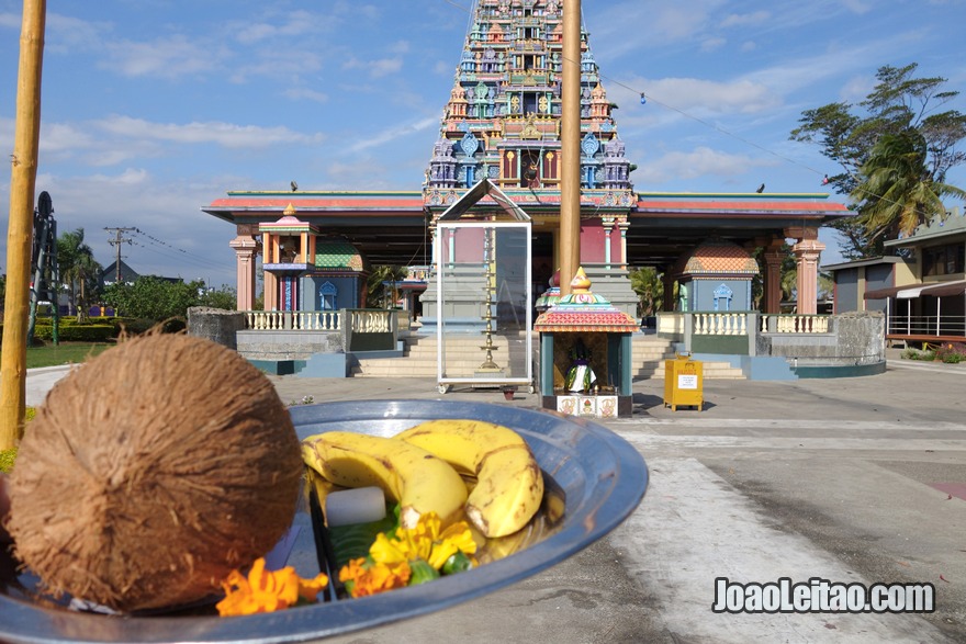 Fazer uma oferenda religiosa e ritual hindu no templo Sri Siva Subramaniya em Nadi