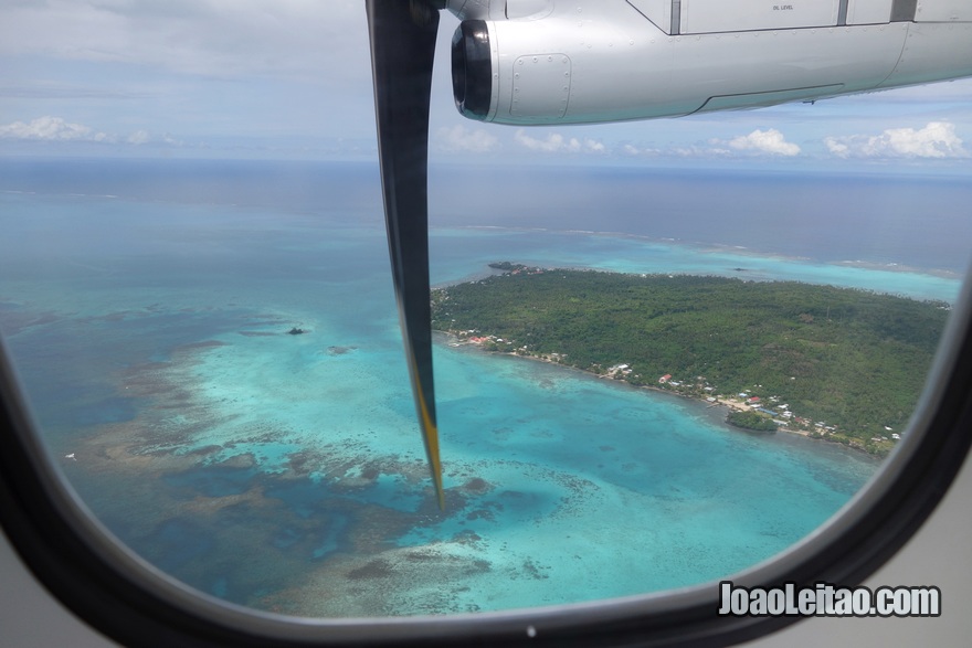 Vista da janela do avião na viagem Fiji até Samoa