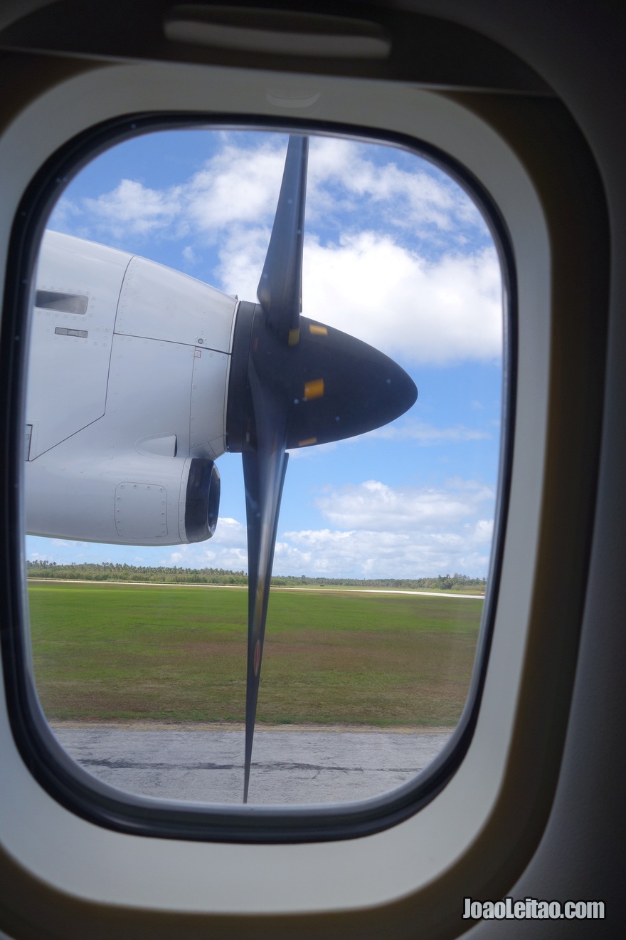 Vista da janela do avião na viagem Tonga até Fiji