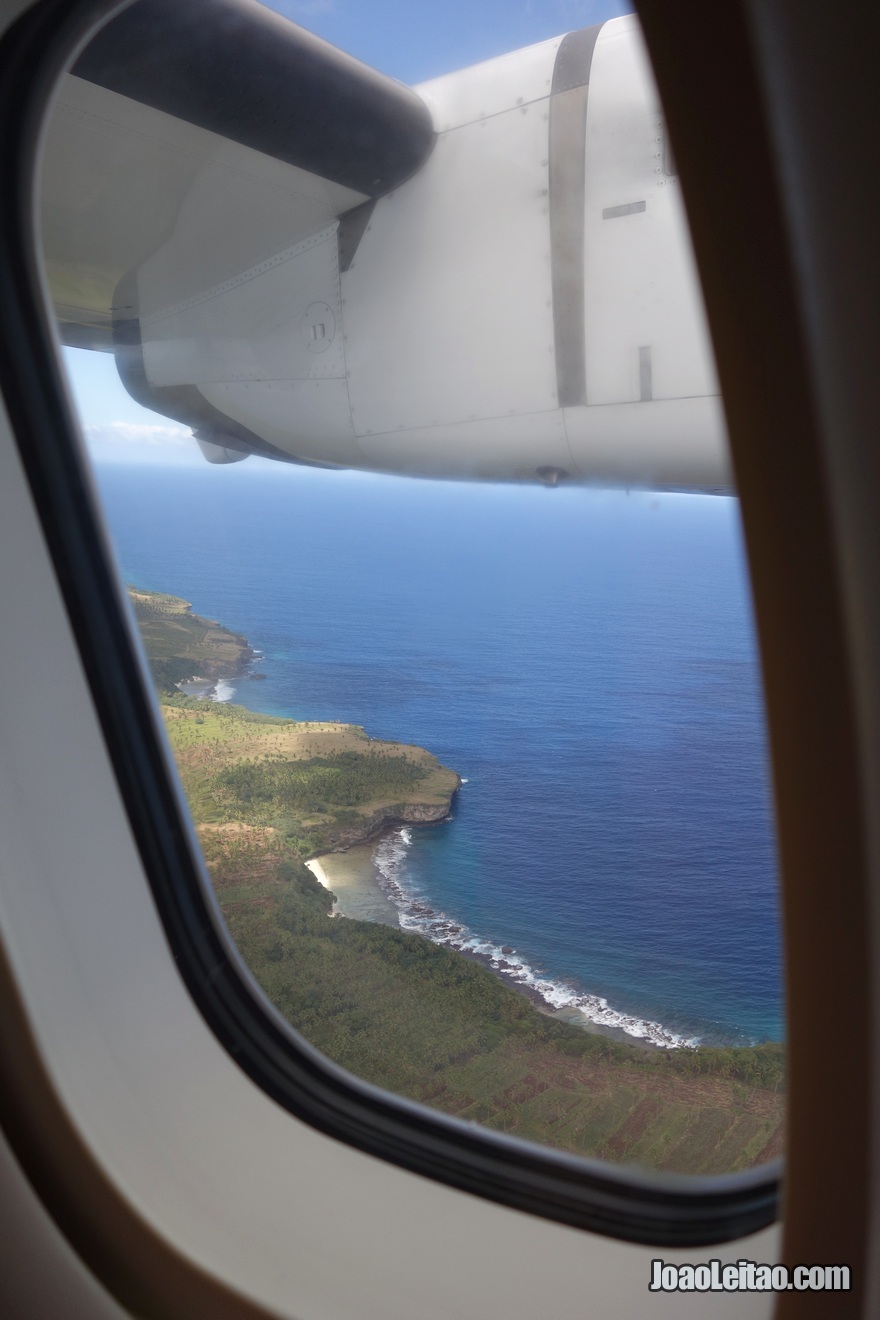 Vista da janela do avião na viagem Tonga até Fiji