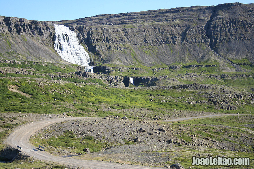 Conduzir pela estrada de gravilha até Isafjordur