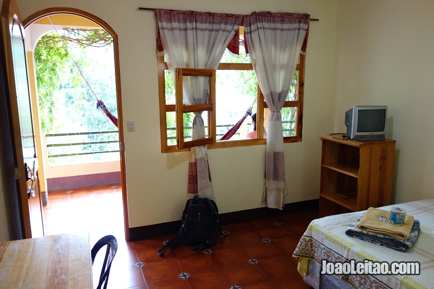 Interior do quarto no Hotel San Antonio em San Pedro la Laguna na Guatemala