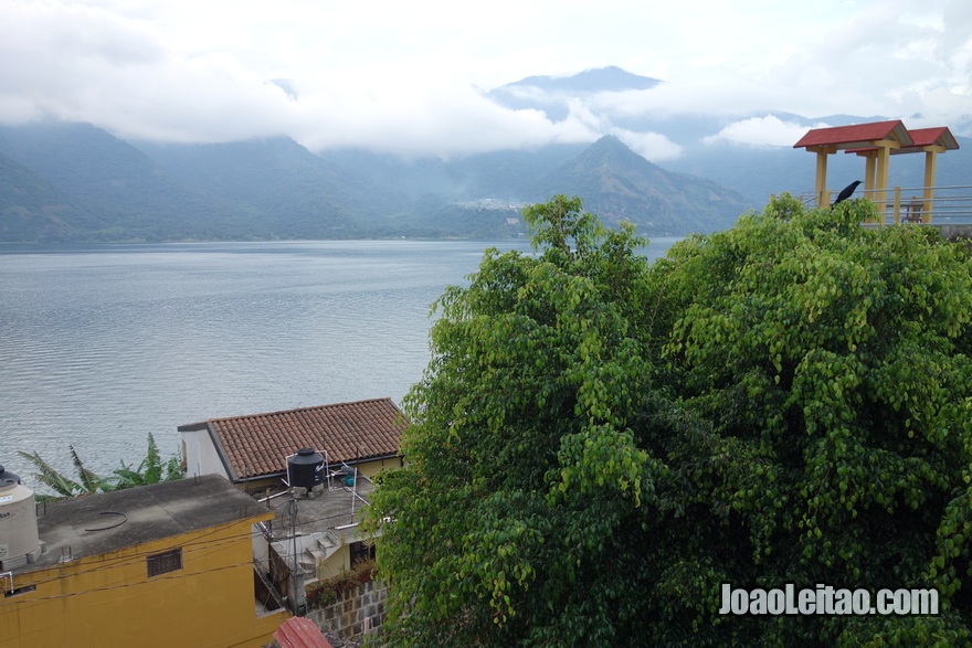 Vista do lago desde o Hotel San Antonio em San Pedro la Laguna na Guatemala