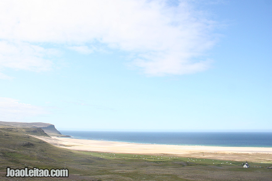 Igreja Hyallatur a caminho das falésias de Latrabjarg