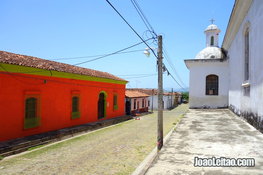 Vista da rua ao lado da Igreja de Santa Lúcia de Suchitoto 