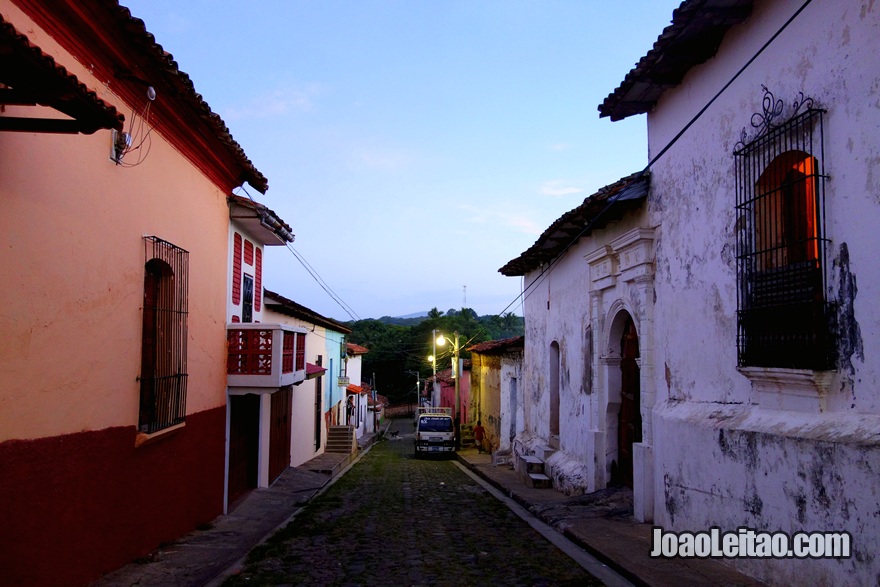 Rua principal de Suchitoto ao anoitecer