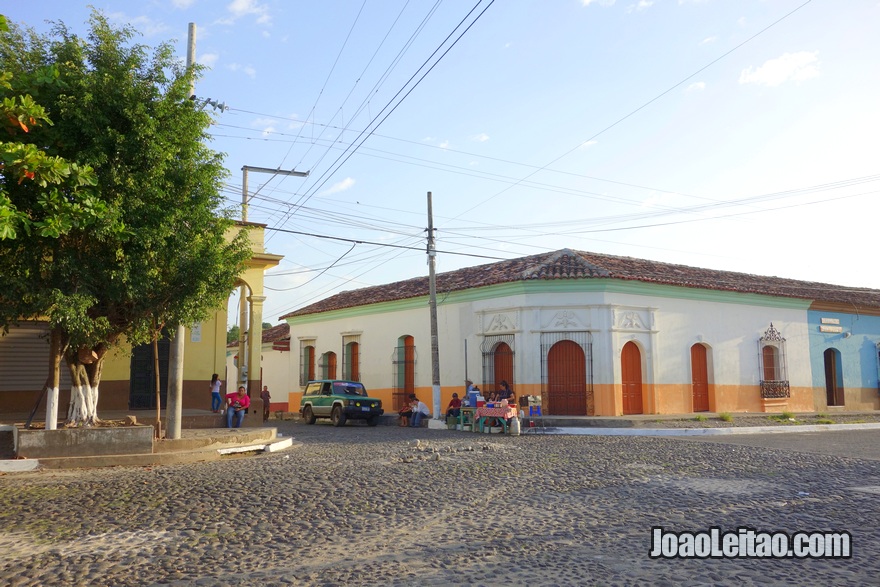 Rua principal de Suchitoto ao anoitecer