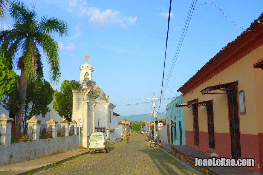 Rua na lateral da Igreja de Santa Lúcia em Suchitoto 