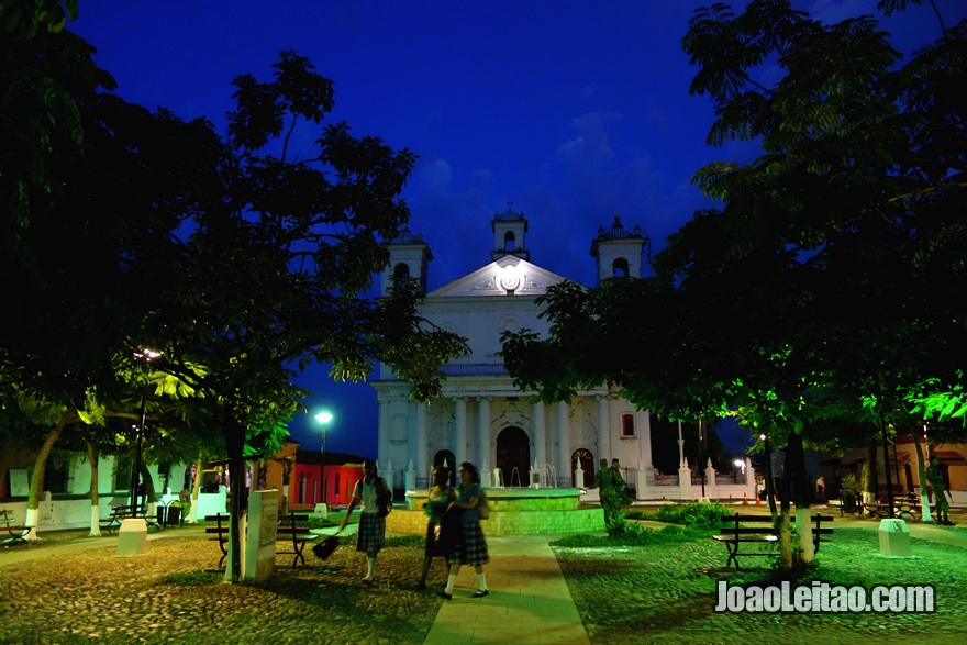 Parque Central de Suchitoto à noite