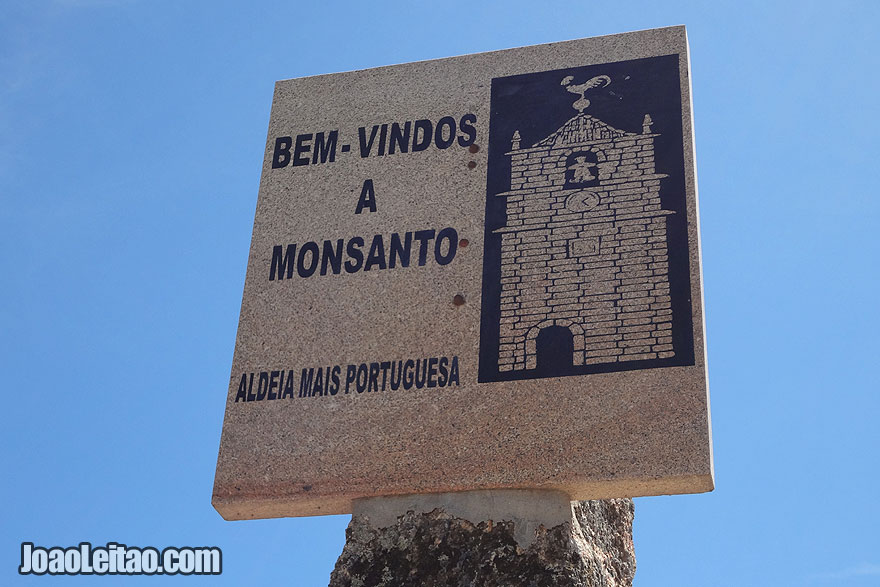 À entrada de Monsanto 