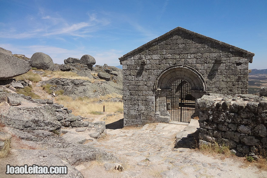 Capela de São Miguel situada no interior do Castelo de Monsanto