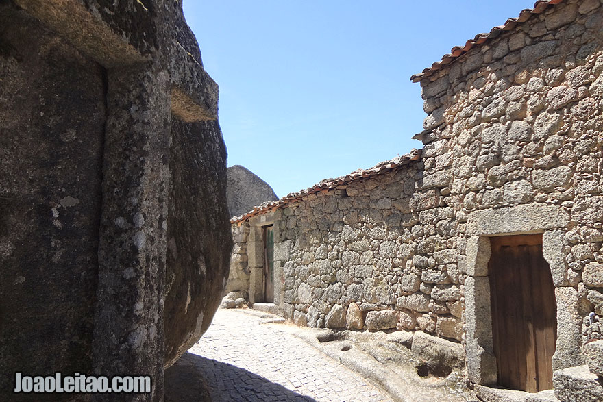 Cruz de pedra nas ruas de Monsanto