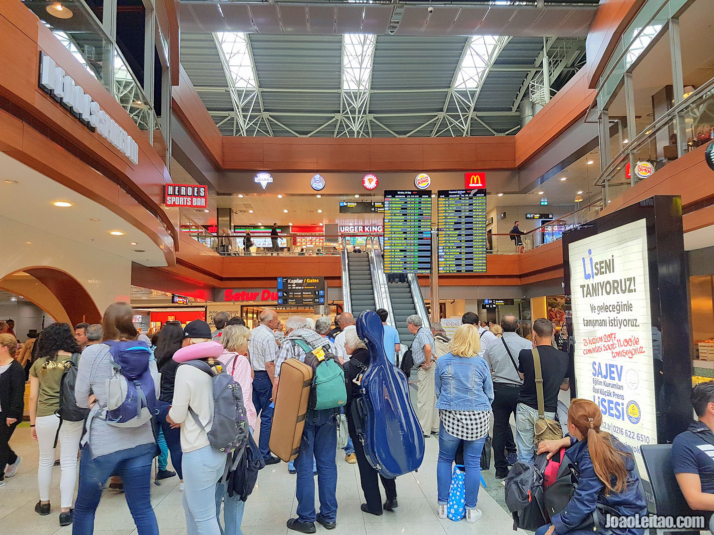 DENTRO DE UM AEROPORTO