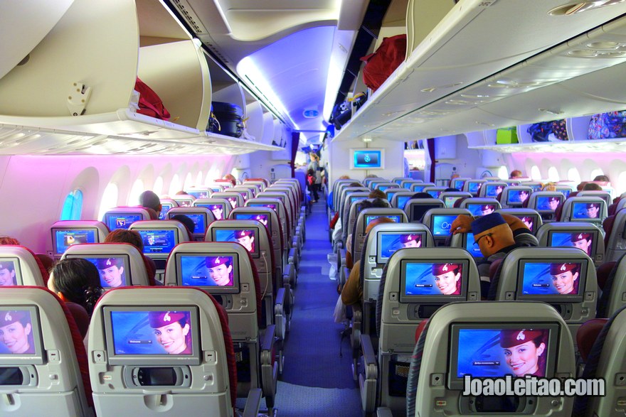 Interior do novo avião Boeing 787 Dreamliner da Qatar Airways