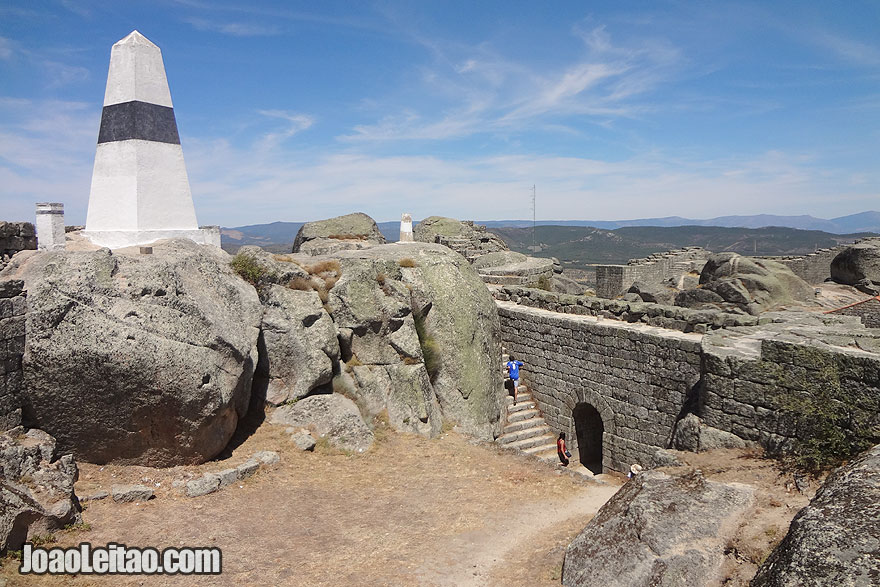 Vista de dentro do Castelo de Monsanto