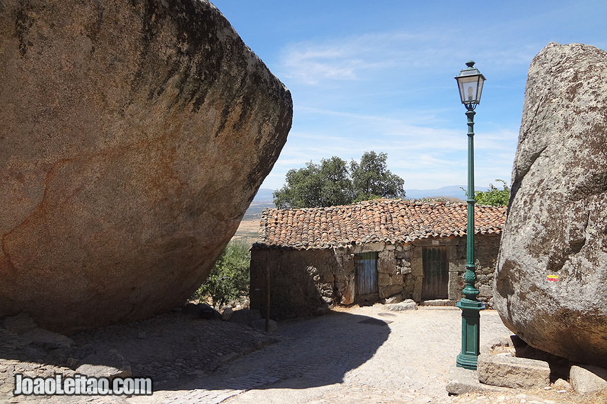 Pedra enorme, casa e candeeiro