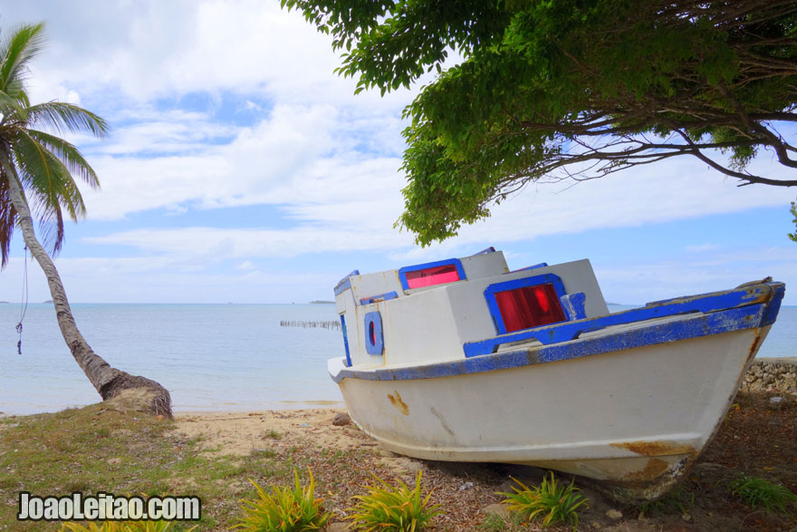 Barco abandonado na praia, Visitar Tonga 