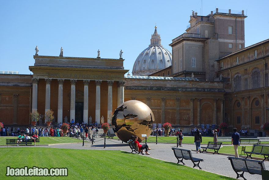 Escultura Sfera con sfera do escultor italiano Arnaldo Pomodoro, Visitar o Vaticano