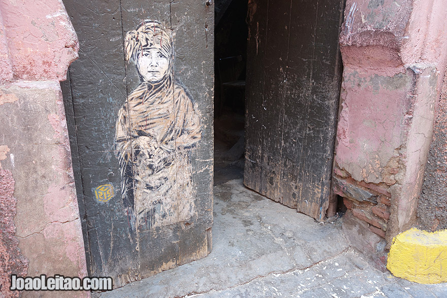 Pintura em porta dentro da Medina de Marraquexe