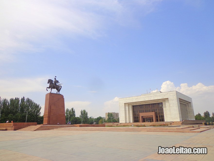 Estátua de Manas, posta para celebrar o 20º aniversário da independência do Quirguistão