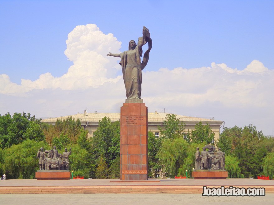 Estátua da Liberdade, chamada de Erkindik