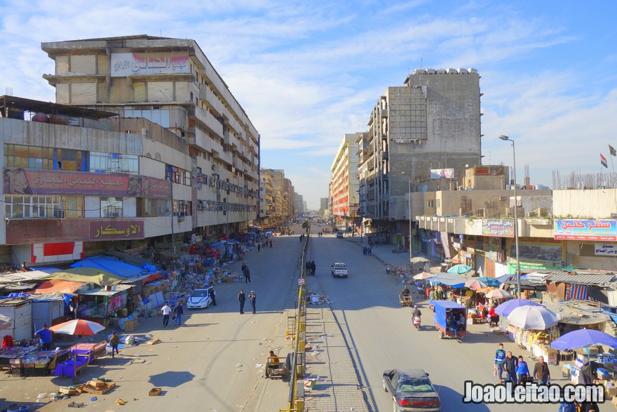 Avenida no centro de Bagdade