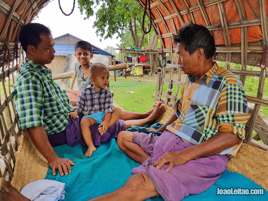 Pessoas simpáticas dentro de uma carroça em Mingun, Visitar Myanmar