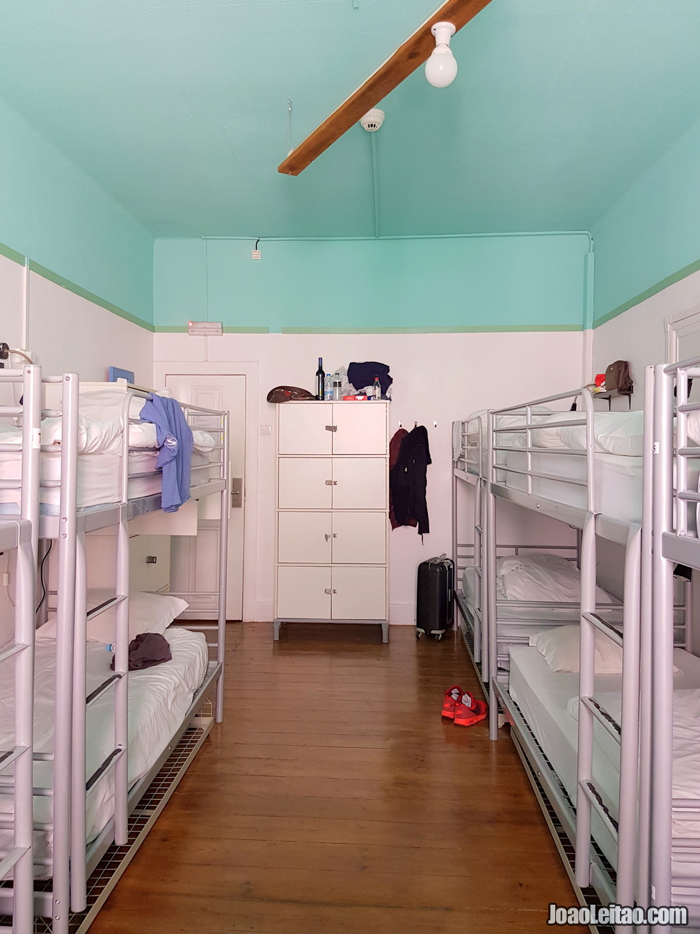 QUARTO COM CAMAS DORMITÓRIO DE UM HOSTEL EM LISBOA