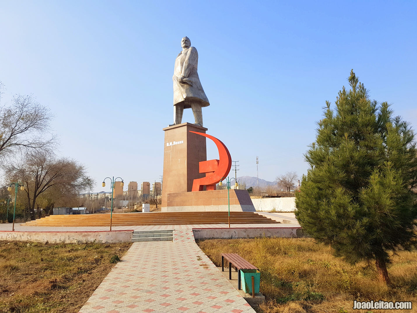 ESTÁTUA LENINE KHOJAND