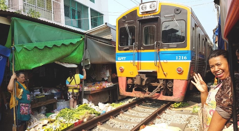 Ver passar o comboio no mercado de Maeklong na Tailândia