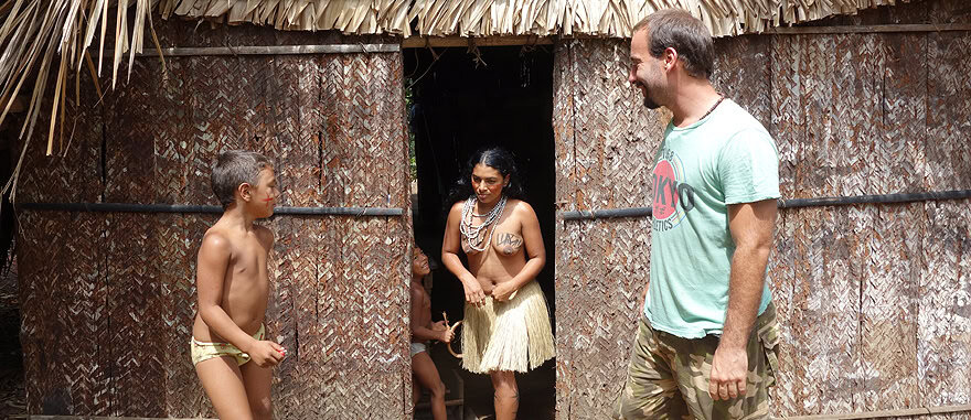 A viver com uma família indígena Tatuyo na floresta tropical Amazónica