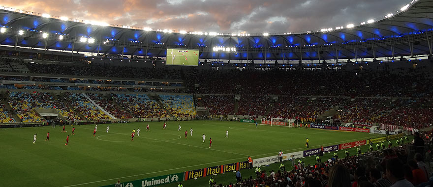 A assistir a um Jogo de futebol épico no Maracanã, Rio de Janeiro