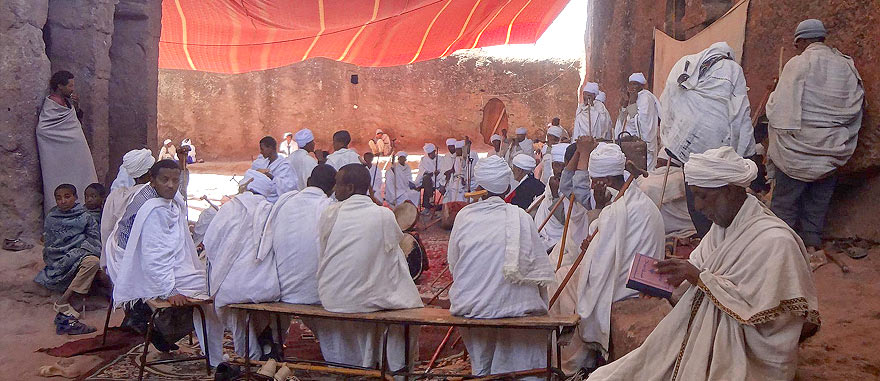 Cerimónia religiosa nas igrejas de Lalibela escavadas na rocha, na Etiópia